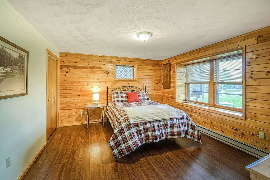 Iron/ironing board, travel crib, WiFi, bed sheets