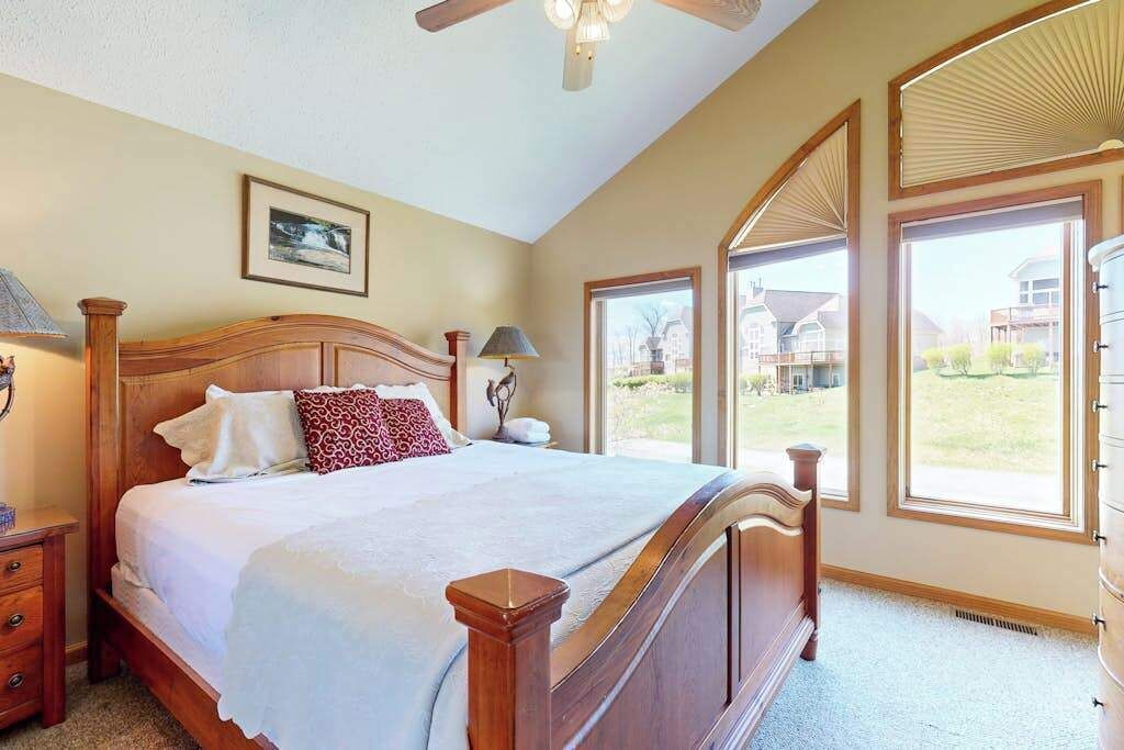 Desk, WiFi, bed sheets