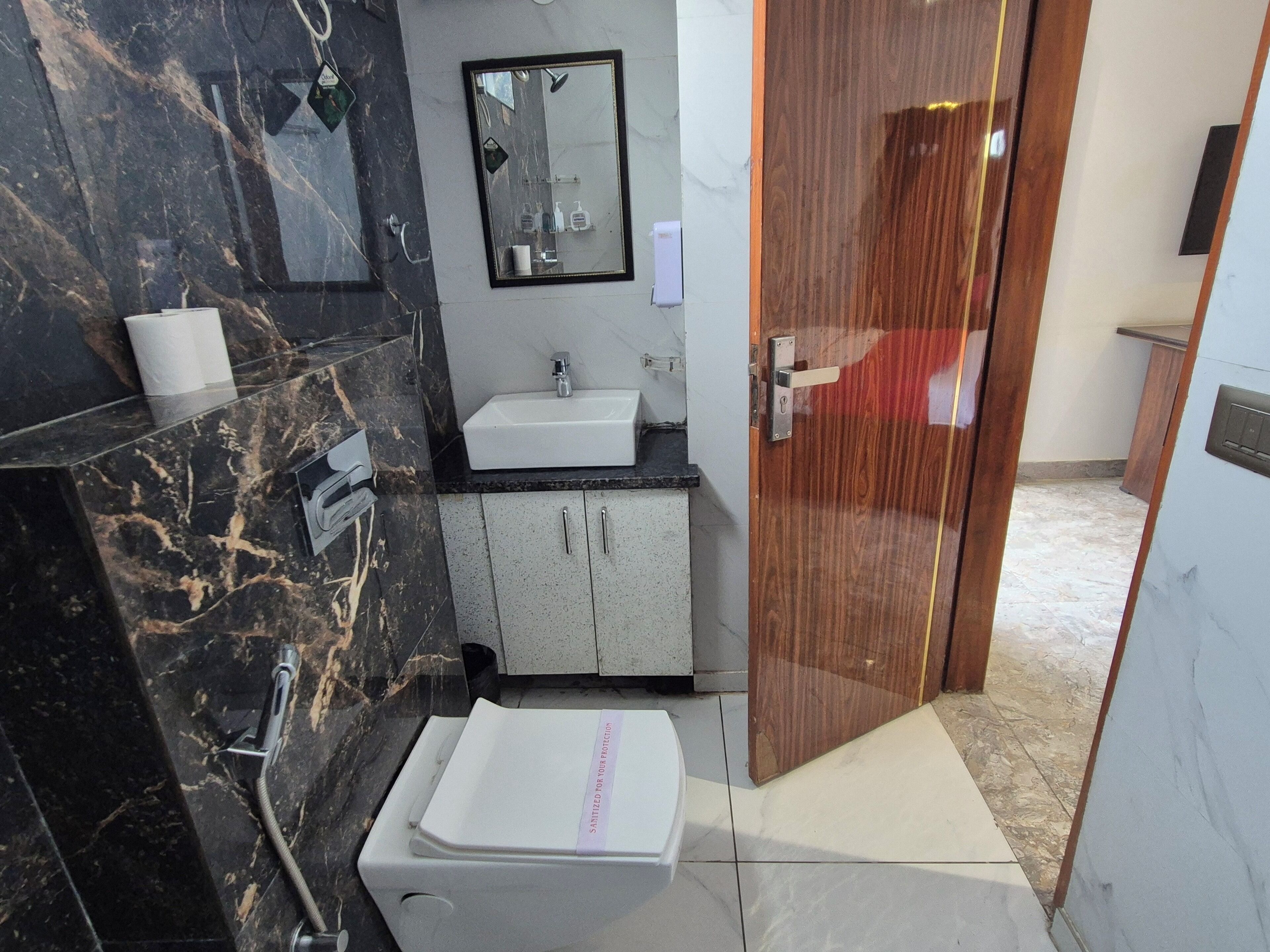 Deluxe Room | Bathroom | Free toiletries, towels, soap, shampoo