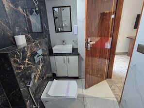 Deluxe Room | Bathroom | Free toiletries, towels, soap, shampoo - OnlyStay BnB Golf Course Road (Gurugram)