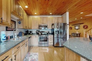 A kitchen with wooden cabinets, stainless steel appliances, and a granite countertop. - Charming 4BR Townhouse - LAKE VIEW - McHenry (McHenry)