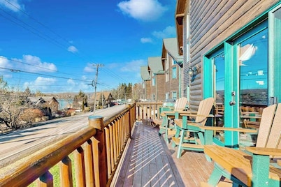 Charming 4BR Townhouse - LAKE VIEW - McHenry