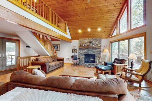 Rustic 5BR Home - HOT TUB & FIREPLACE - McHenry