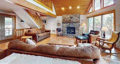 Rustic 5BR Home - HOT TUB & FIREPLACE - McHenry