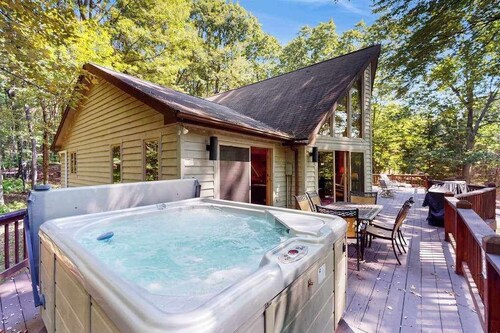 Rustic 5BR Home - HOT TUB & FIREPLACE - McHenry