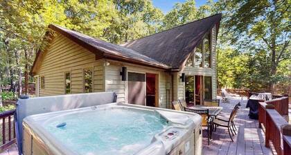 Rustic 5BR Home - HOT TUB & FIREPLACE - McHenry