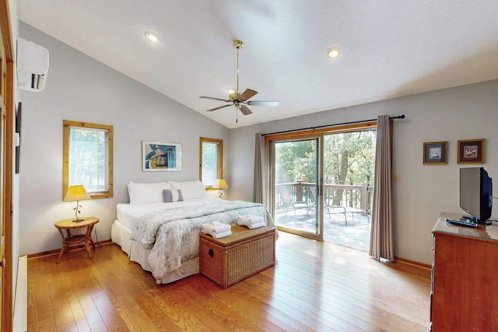 Iron/ironing board, travel cot, WiFi, bed sheets