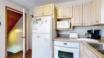 Wasserkocher mit Kaffee-/Teezubehör, Kühlschrank, Mikrowelle, Ofen