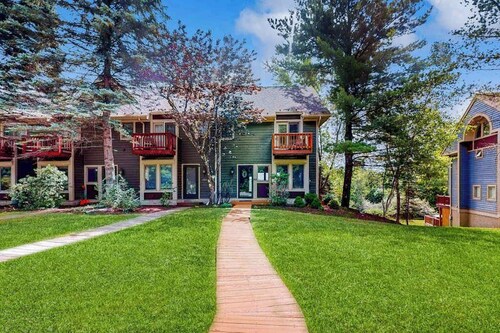 Snug 4BR Townhouse - SKI IN, SKI OUT - McHenry