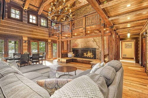 Lakefront 7BR Chalet - HOT TUB - Swanton
