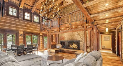 Lakefront 7BR Chalet - HOT TUB - Swanton