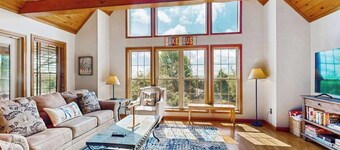Charming 5BR Cabin - HOT TUB - McHenry