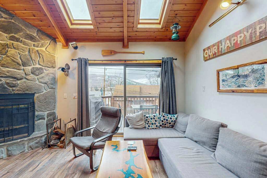 Una televisión, una chimenea