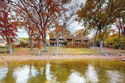 Charming 3BR Condo - LAKE VIEW - McHenry