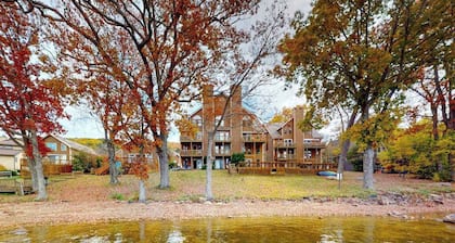 Charming 3BR Condo - LAKE VIEW - McHenry