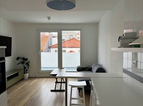 Apt - Sleeps 4 - Pet Friendly - Central Location