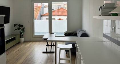 Apt - Sleeps 4 - Pet Friendly - Central Location
