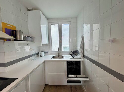 Apt - Sleeps 4 - Pet Friendly - Central Location