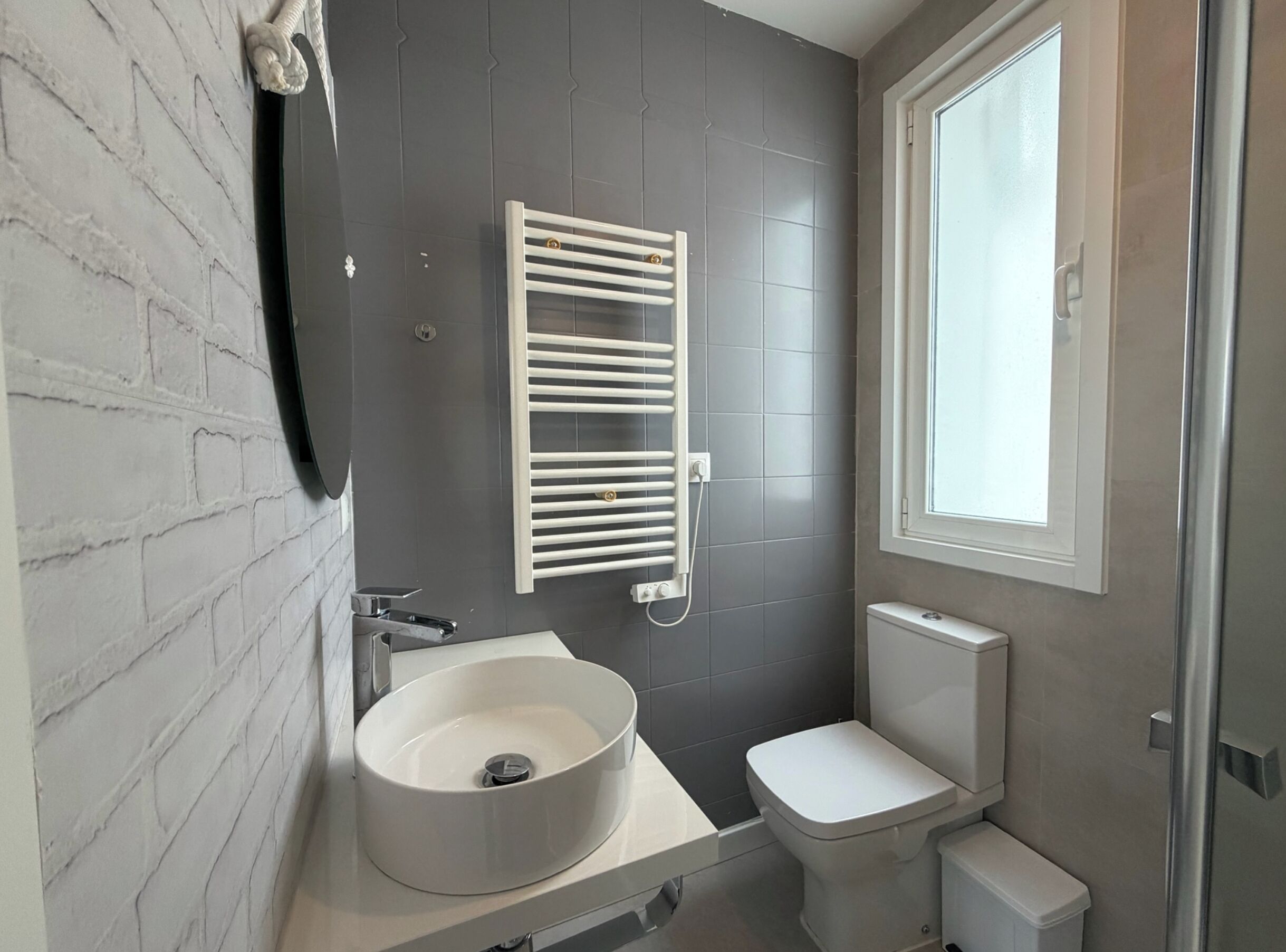 Douche, sèche-cheveux, serviettes fournies
