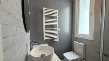 Douche, sèche-cheveux, serviettes fournies