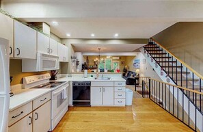 Coffee/tea maker, fridge, microwave, oven