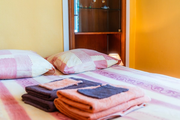 Iron/ironing board, WiFi, bed sheets