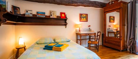 Iron/ironing board, WiFi, bed sheets