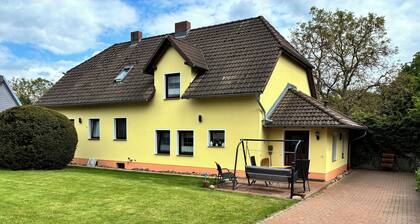 Voll eingerichtete Ferienwohnung in ruhiger Lage mit extra Eingang Parkplatz