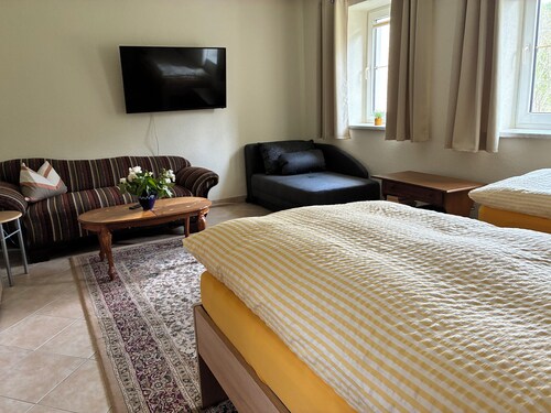 Voll eingerichtete Ferienwohnung in ruhiger Lage mit extra Eingang Parkplatz
