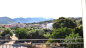 A residential area with houses, greenery, and mountains in the background. - Fst-jav01p1 in San Teodoro (San Teodoro)