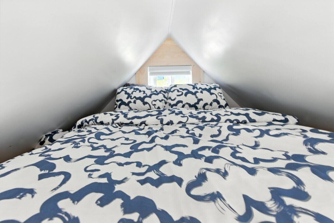 Desk, iron/ironing board, WiFi, bed sheets