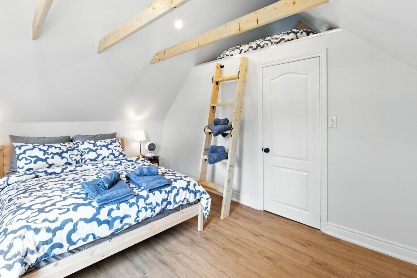 Desk, iron/ironing board, WiFi, bed sheets