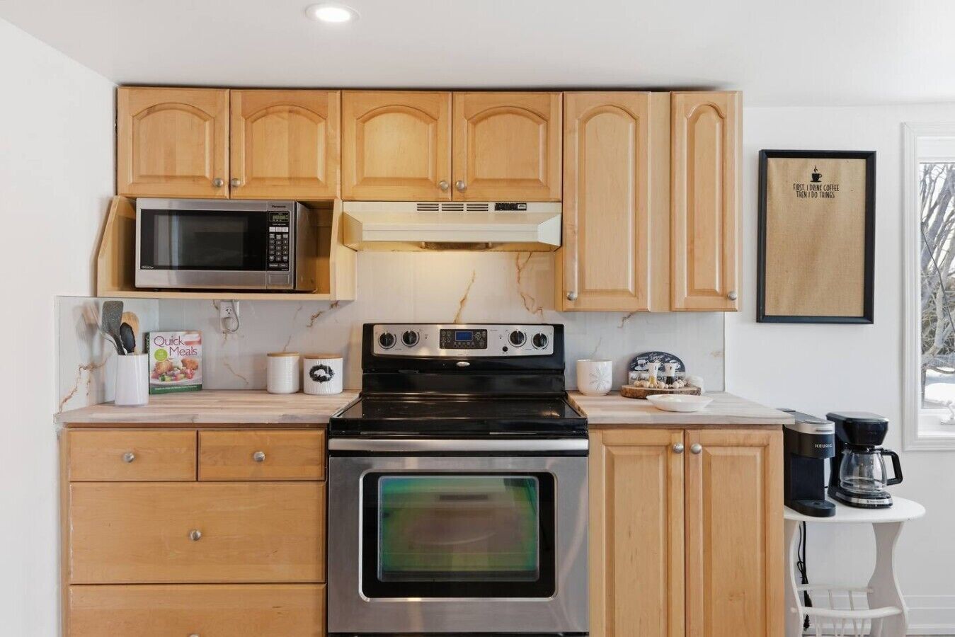 Coffee/tea maker, fridge, microwave, stovetop