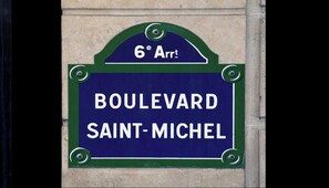 Et skilt for Boulevard Saint-Michel.