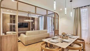 Dining - NEXT TO LUXEMBOURG GARDENS & A SHORT WALK AWAY FROM NOTRE DAME - 2 BED- 100 SQM (Paris)