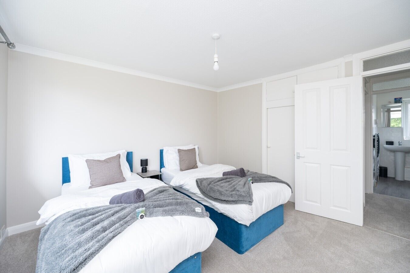 Desk, iron/ironing board, WiFi, bed sheets