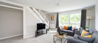 2 Bed Flat Free Parking Next To The Station