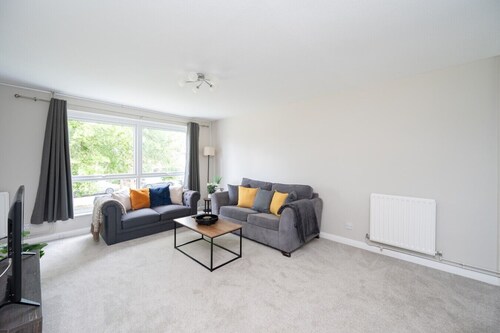 2 Bed Flat Free Parking Next To The Station