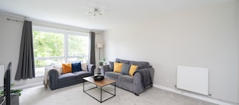 2 Bed Flat Free Parking Next To The Station