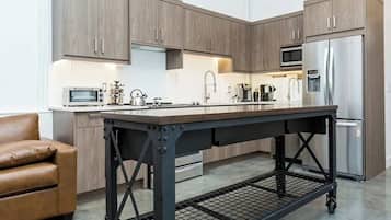 Stovetop, cookware/dishes/utensils, dining tables