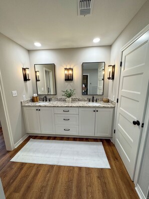 Shower, hair dryer, towels, soap - Spacious 4-bedroom house on wooded acre lot near campus (College Station)