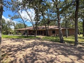 Exterior - Spacious 4-bedroom house on wooded acre lot near campus (College Station)