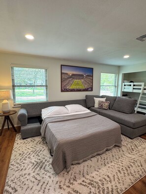 Travel cot, free WiFi, bed sheets - Spacious 4-bedroom house on wooded acre lot near campus (College Station)