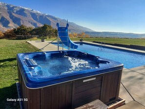 Una piscina al aire libre, una piscina climatizada