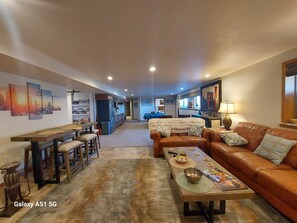 Smart TV, chimenea, mesa de ping pong, libros
