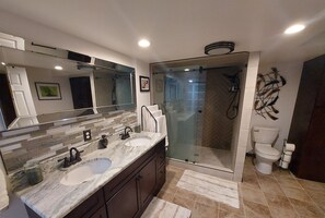 Shower, towels, soap, shampoo - Wasatch Front Mtn Ski Guest Suite-4 Beds, 3 Rms (Ogden)