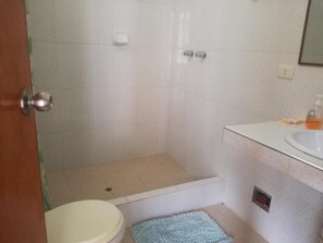 Habitación doble Deluxe, balcón, vista a la montaña | Baño | Toallas 