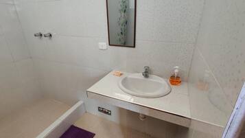 Deluxe Double Room, Balcony, Mountain View | Bilik Mandi