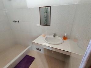 Kamar Double Deluks, balkon, pemandangan gunung | Kamar mandi