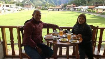 Habitación Deluxe doble, balcón, vistas a la montaña | Restaurante al aire libre
